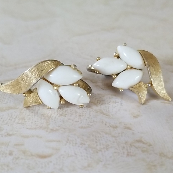 Vintage TRIFARI Milk Glass Clip On Earrings - Picture 8 of 8